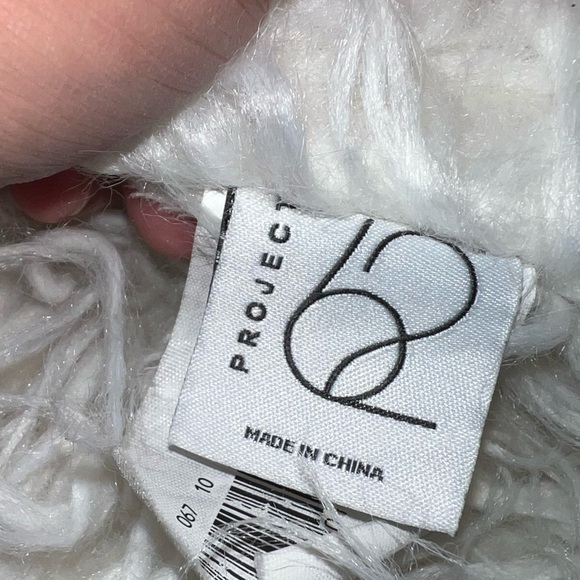 Luxurious White Faux Fur Throw Blanket 48.5x60 - Picture 4 of 5